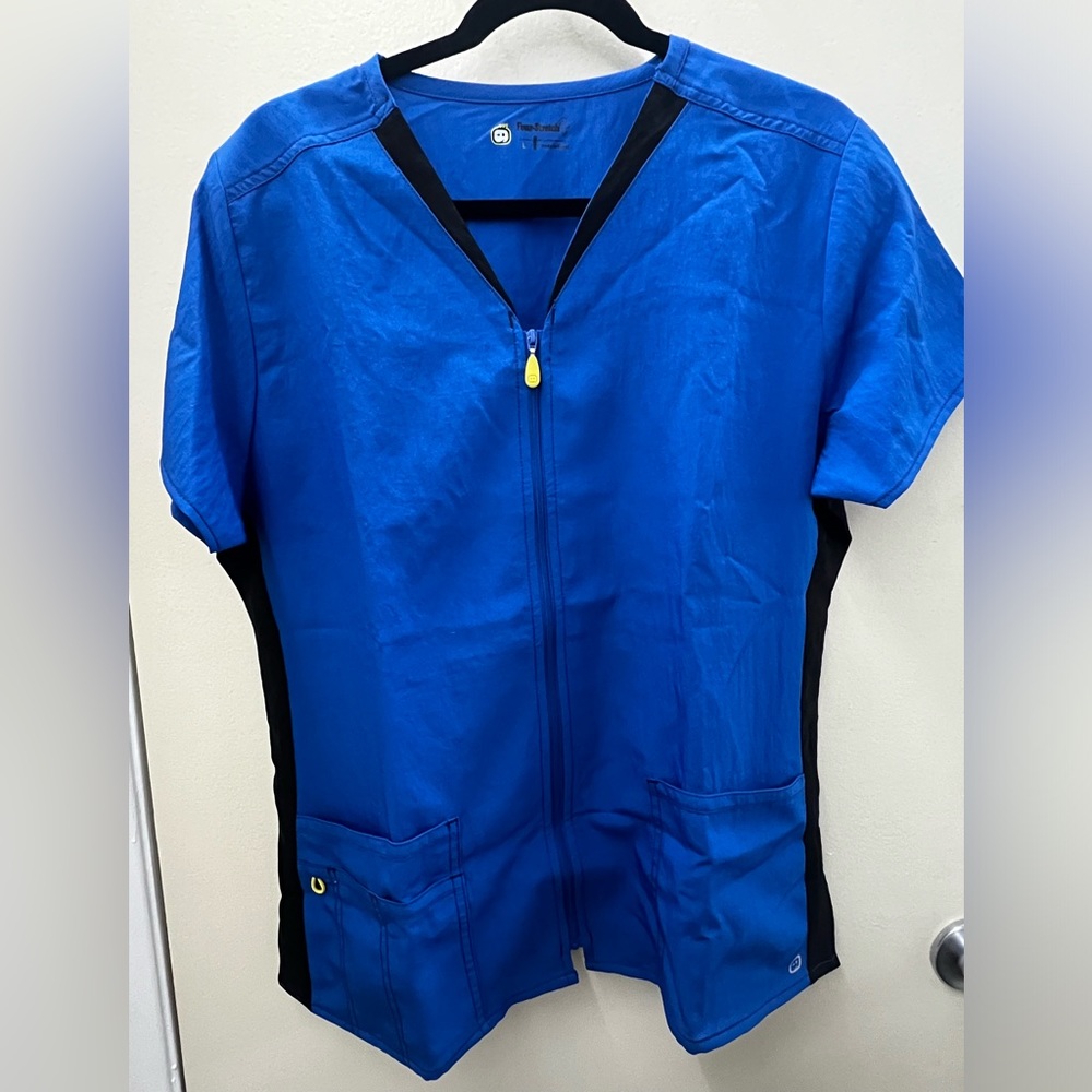 Wonderwink zip-up scrub top